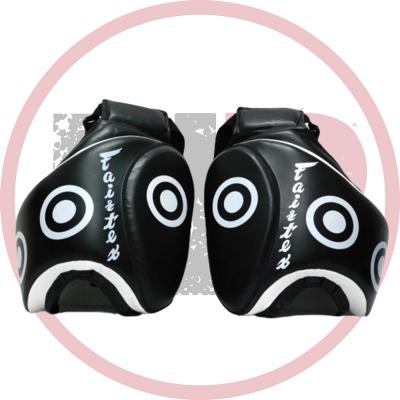 Костюм тренера для Лоу-Кик. Fairtex Thigh Pads (Красный Микрофибра)